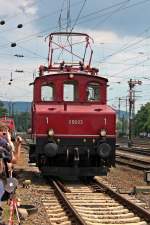 Am 08.06.2013 rangierte E69 03 whrend der Lokparade in Richtung Koblenz-Ltzel Rbf an den Zuschauer vorbei.