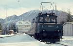 Die damals älteste planmäßíg eingesetzte Lok der DB, die 1909 gebaute 169 002-3, im Januar 1979 vor einem Nahverkehrszug nach Murnau im Bahnhof Oberammergau