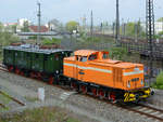 V60 1264  Regina 17  rangiert im April 2014 die E77 10 in Richtung Dresdner Hauptbahnhof.