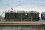 Die Elektrolokomotive E77 10 während einer abendlichen Sonderfahrt im April 2014 auf der Marienbrücke in Dresden.