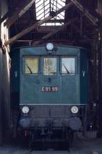 Blick in das Rundhaus Europas im Bahnpark Augsburg: 
Am 27. November 1975 wurde mit 191 099 die letzte Lokomotive der Baureihe 191 (E91) ausgemustert, sie blieb aber als Museumslokomotive erhalten. Aus Anlass des 150. Jubilums der Eisenbahn in Deutschland (1985) wurde die Lokomotive sogar mit Teilen der 191 100 betriebsfhig hergerichtet und konnte an der Jubilumsparade fahrend teilnehmen. Im Bahnpark Augsburg hat sie nach weiteren, bis jetzt nicht instandgesetzten Schden, eine berdachte Bleibe gefunden. Baujahr 1929, Lnge ber Puffer 17,30 m, Dienstmasse 116,4 t, Stundenleistung: 2.200 kW, Dauerleistung: 1660 kW,  Hchstgeschwindigkeit 55 km/h.

 