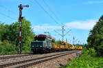 Oft gesehen, nie fotografiert. Aber das sollte sich am 08. August 2017 ändern. An diesem Tag brachte die 194 158 von Rail 4U für die Firma H.F. Wiebe einen Bauzug von Rosenheim nach Landshut. Bei München Freimann legte ich mich am Nordring auf die Lauer, um das Krokodil zu erlegen. Zur angekündigten Zeit passierte die Leistung das bewußt gewählte Motiv mit Formsignal, alten Fahrleitungsmasten und dem Kilometerstein.