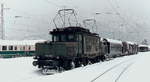 194 126-9 (KM/SSW 16011/1944) steht im Januar 1980 abfahrbereit im tiefverschneiten Bahnhof Garmisch-Parrtenkirchen.