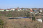 Am 23.03.2019 zieht 194 088 ihren Sonderzug über die Stuttgarter Panoramabahn unterhalb des Wohngebietes Dachswald in Richtung Rottweil. 