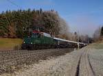 Die E 94 088 mit einem Sonderzug am 20.12.2020 unterwegs bei Vachendorf.