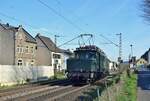 Nachdem E94 088 ihren Zug zuverlässig nach Köln Eifeltor gebracht hat fuhr sie Lz wieder zurück nach Karlsruhe. Hier durchfährt sie gerade Brohl.

Brohl 11.04.2022