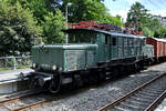 Die Elektrolokomotive 194 158-2 wurde 1944 bei AEG gebaut. (Essen, Juni 2022)