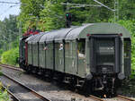 Nachschuss auf einen von der Elektrolokomotive 194 158-2 gezogenen Sonderzug. (Essen, Juni 2022)