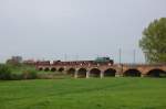 254 052 am 02.05.2010 mit Gterzug auf der Saalebrcke bei Bad Drrenberg