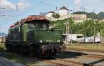 Ein Historischer Besuch in Kufstein. Das Krokodil 194 258-2 von Rail4U steht am Sonntagnachmittag des 15.6.2014 im Bahnhof Kufstein. Mit einem Schotterzug ist die Lok nach Kufstein gekommen und 4 Tage später, am Donnerstag, geht es zurück nach Deutschland. Im Hintergrund die Festung Kufstein und 2 139er von Lokomotion.