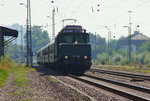 Ein Krokodil auf Reisen! Im Gegenlicht kommt der Classic Courier gezogen von E 94 088 durch den Bahnhof Bous. Die Relation des Zuges lautet Stuttgart - Trier. Der Zug sollte ursprünglich gegen 12.00 Uhr in Trier sein. Hier war es 11.53 Uhr und daher war die Sonne schon zu weit herum um noch Seitenlicht zu erhaschen, weil der Zug eine Stunde später war. Zwischen Saarbrücken und Saarhölzbach sind zur Mittagszeit die Lichtverhältnisse für Züge aus Richtung Saarbrücken sehr grenzwertig. Ich hoffe, das das Foto dennoch gefällt. Bahnstrecke 3230 Saarbrücken - Karthaus am 24.09.2016 