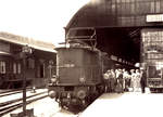 18.07.1936: Gefunden im Fotoalbum meines Vaters: Elektrolokomotive E95 04 der DRG im Bahnhof Görlitz. Kurz vor der Ausfahrt mit einem KdF-Zug ins schlesische Riesengebirge wird sie von den Reisenden, die bis hierher mit Dampf befördert wurden, bewundert.
Verfügbare Exif: Kodak-Retina; Compur-Zentralverschluss, Objektiv Schneider-Kreuznach 3,5/50. 