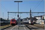 Fernverkehr in Konstanz: die DB 101 451-1 wartet mit ihrem IC 2006 auf Gleis 3 auf die Abfahrt, während auf Gleis 1 der SBB RABe 511 von Zürich eingetroffen ist und als IR 2114 in Kürze zurück fährt.
22. April 2017