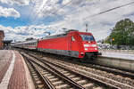 101 123-8 hält mit IC 2370 (Karlsruhe Hbf - Frankfurt (Main) Hbf - Marburg (Lahn) - Kassel-Wilhelmshöhe - Hamburg Altona) im Bahnhof Weinheim (Bergstr).
Aufgenommen am 18.4.2017.