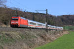 Ein Intercity, gezogen von 101 088-3 auf der Filstalbahn.