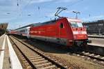 101 097-4 und 101 145-1 (Zugschluss) warten am 28.5.2017 mit dem IC2425 von Ostseebad Binz nach Berlin Hauptbahnhof (tief) in Berlin Lichtenberg auf Ausfahrt.