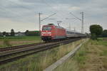 101 063-6 mit dem IC 2223 der etwas verspätet aus Rheydt kommend nun nach Geilenkirchen fahrend über die Strecke eilt. 21.8.2017