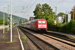 Nachschuss auf einen IC der hier von der 101 074 durch Bad Breisig gen Köln geschoben wird am Morgen des 26.8.2017