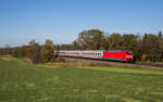 101 048 zieht einen Eurocity bei Hilperting in Richtung Salzburg, aufgenommen am 19.