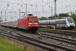 101 069-3 trifft am 9.9.2017 mit dem IC2238  Warnow  von Leipzig Hauptbahnhof nach Warnemünde im Rostocker Hauptbahnhof auf 1442 310-7.