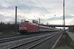 Durchfahrt am 11.12.2016 von 101 141-0 mit dem EC 6 (Interlaken Ost - Hamburg Altona), den sie von Basel SBB bis zum Zielbahnhof bespannt, durch das Markgräflerland in Müllheim (Baden) in