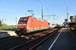 101 050-3 mit einem Leerzug am Haken kommt sie durch Dornberg auf Gleis 2 gen Bischofheim gefahren am Sonntagabend den 5.8.2018