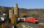 Am 16.11.2018 schiebt 101 133-7 ihren IC am Ochsenturm vorbei durch Oberwesel