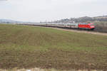 101 093 mit dem IC 2083 von Hamburg-Altona nach Berchtesgaden bei Treuchtlingen, 24.03.2018