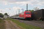 Durchfahrt am 13.04.2018 von 101 142-8 mit dem EC 8 (Zürich HB - Hamburg Altona) durch den Bahnhof von Heitersheim in Richtung Freiburg (Brsg) Hbf.