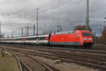 DB Lok 101 033-9 fährt beim badischen Bahnhof ein.