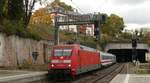 101 054 zieht einen Intercity durch Mainz Römisches Theater, am anderen Ende schiebt noch eine 120.