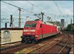 101 003 schiebt den InterCity 2027 von Passau nach Hamburg Altona.