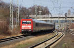 101 066-9 am 24.02.2013 mit Intercity auf der Durchfahrt im Bahnhof Bohmte, Fahrtrichtung Osnabrück Hbf.