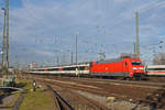 DB Lok 101 005-7 fährt beim badischen Bahnhof ein.