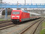Den IC 2213 Binz-Stuttgart zog,am 23.Februar 2020,101 128 in den Bahnhof Bergen/Rügen.