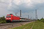 Mit dem EC 7 (Hamburg Altona - Interlaken Ost) fuhr am Mittag des 25.05.2019 die 101 096-5 durch den Bahnhof von Heitersheim im Rheintal in Richtung Basel, wo sie ihren Zug an die SBB übergeben wird.