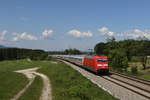 101 040 war am 2. Juni 2020 mit einem  EC  bei Grabenstätt im Chiemgau in Richtung Salzburg unterwegs.