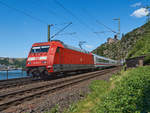 Im Mai 2020 wurde an der linken Rheinstrecke gebaut, weshalb zahlreiche Züge über die rechte Rheinstrecke umgeleitet wurden. 101 014 zog am 30.5.2020 IC 2005 von Emden nach Offenburg durch St. Goarshausen vor der Burg Katz.