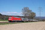 Nachschuss auf 101 055-2, als diese am Nachmittag des 08.04.2020 mit ihrer IC-Ganritur von 218 476-0 und 218 460-4  Conny  als Lr 77757 (Basel Bad Bf - Singen (Hohentwiel) über die Hochrheinbahn überführt wurde und hier bei Schwörstadt in Richtung Bad Säckingen rollte. Später fuhr 101 055-2 mit ihrem Zug dann allein als Lr 77758 weiter nach Stuttgart Hbf.