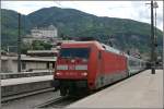 101 052 wartet mit dem EC 88  LEONARDO DA VINCI , von Milano Centrale nach Mnchen, auf die Weiterfahrt. Im Hintergurnd befindet sich Wahrzeichen der Stadt Kufstein. (28.06.07)