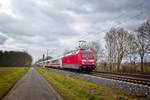 Sandwich aus 101 139-4 und 101 116-2 mit dem IC 2423 „UrlaubsExpress Mecklenburg-Vorpommern“ bei Nordbögge (21.03.2021)