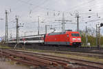 DB Lok 101 069-3 fährt beim badischen Bahnhof ein.