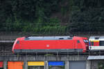 Die Elektrolokomotive 101 017-2 war Anfang August 2021 auf der linken Rheinstrecke bei Remagen unterwegs.