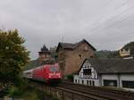 101 118 zieht einen IC durch Oberwesel.
Diese hohe Position hat man auf der Fußgängerbrücke über die B9. 