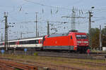 DB Lok 101 101-4 fährt beim badischen Bahnhof ein.