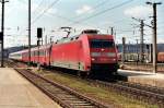 Elektrolokomotive 101.033 mit einem Expresszug am Haken bei der Einfahrt in den Bahnhof Attnang-Puchheim (O) am 28.3.2004