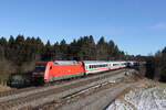 101 042 mit dem  IC Königssee  aus Freilassing kommend am 9. Februar 2022 bei Grabenstätt im Chiemgau.