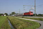 Die 101 104-8 der DB mit einem IC auf der Strecke in Richtung Salzburg kurz vor Übersee am Chiemsee. Aufgenommen am 19.07.21 