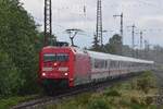 Im strömenden Regen kommt 101 024-8 mit ihrem IC in Duisburg eingefahren.

Duisburg 29.05.2022