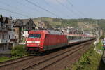 101 022 mit einem EC am Morgen des 4. Mai 2022 in Oberwesel am Rhein.